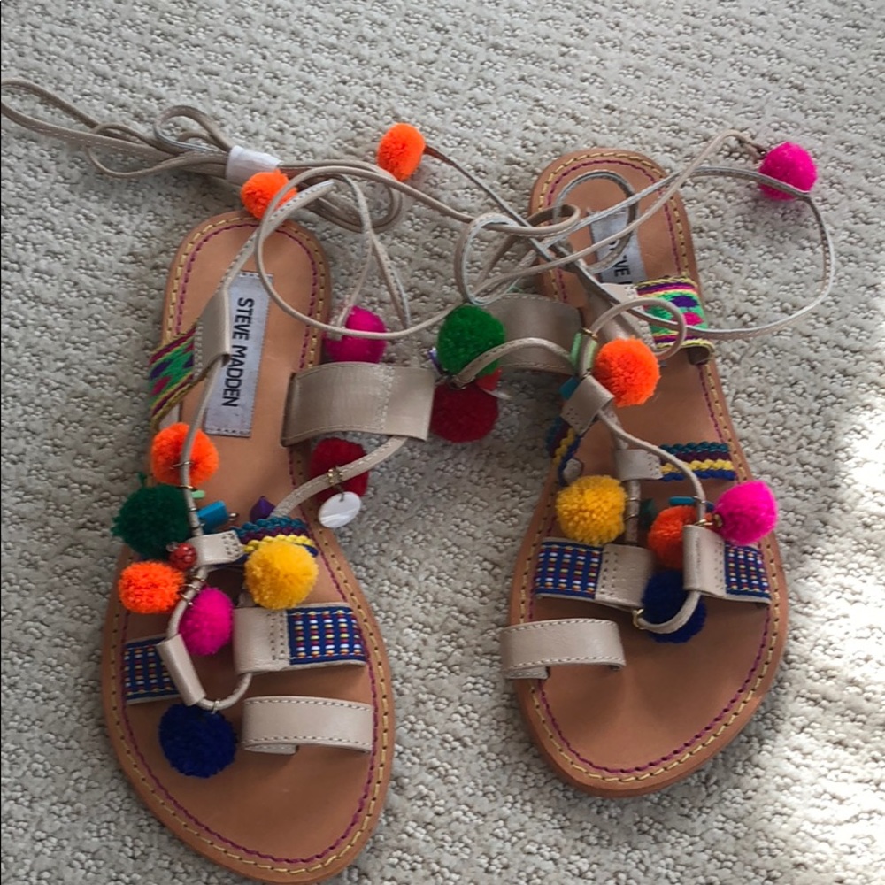 NWOT Steve Madden wrap around Pom Pom Sandals